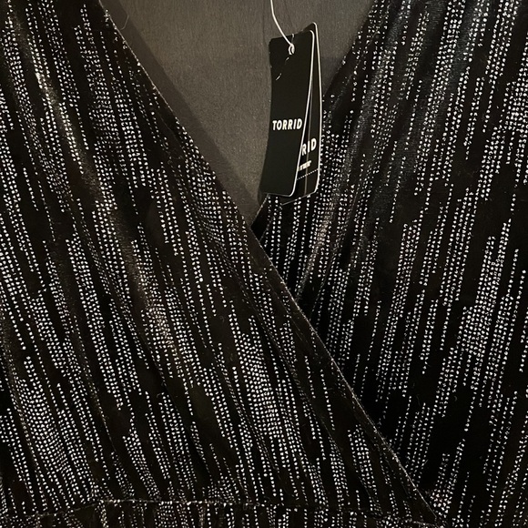TORRID FAUX WRAP DRESS VELVET WITH SPARKLES THROUGHOUT SIZE 2 (18-20) NWT - Picture 2 of 11